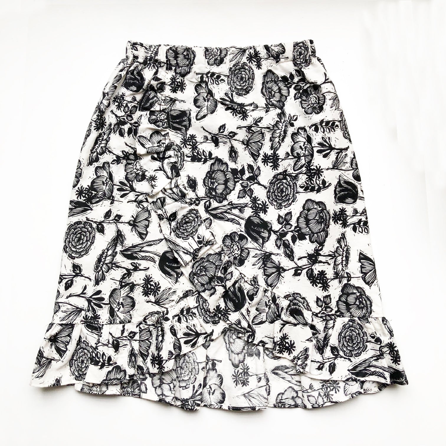 Sara Re-imagined Ruffle Skirt In B+W Botanical print size 8